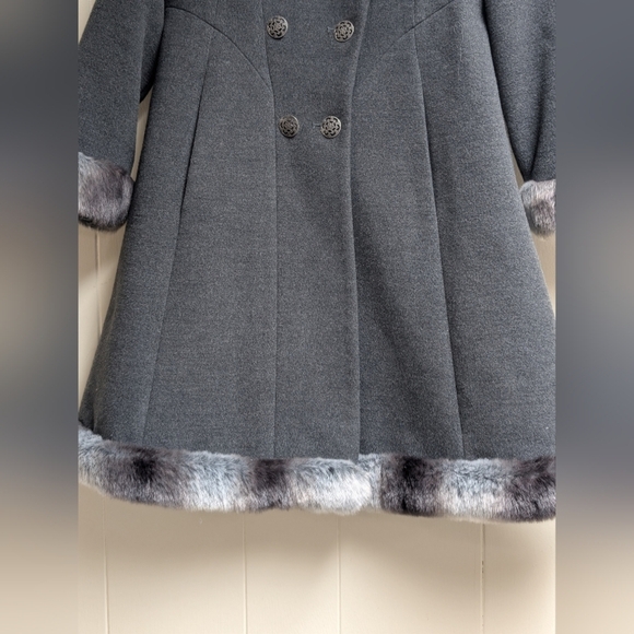 Elegant Gray Double-Breasted Coat with Faux Fur Trim For Child - Picture 11 of 13